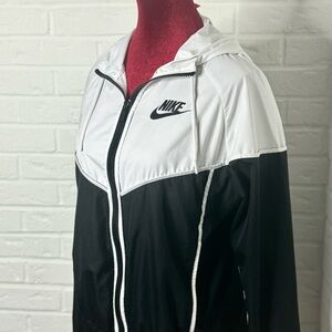 Nike Women’s Windbreaker Jacket Size M Black White Hooded Full Zip Lightweight